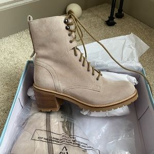 Seychelles irresistible boot in sand